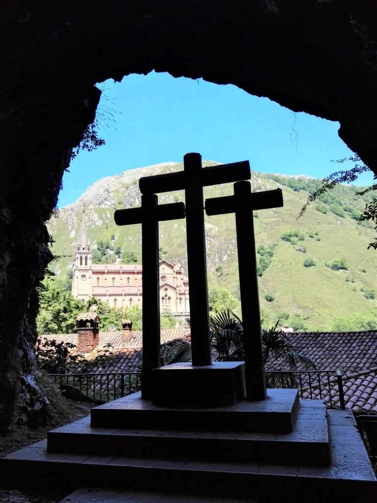 This image has an empty alt attribute; its file name is Tres-Cruces-Santuario-de-Covadonga-768x1024.jpg